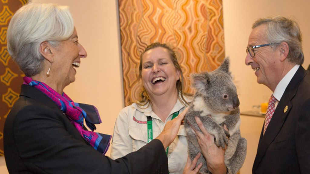 Christine Lagarde y Jean-Claude Juncker, divertidos viendo al koala