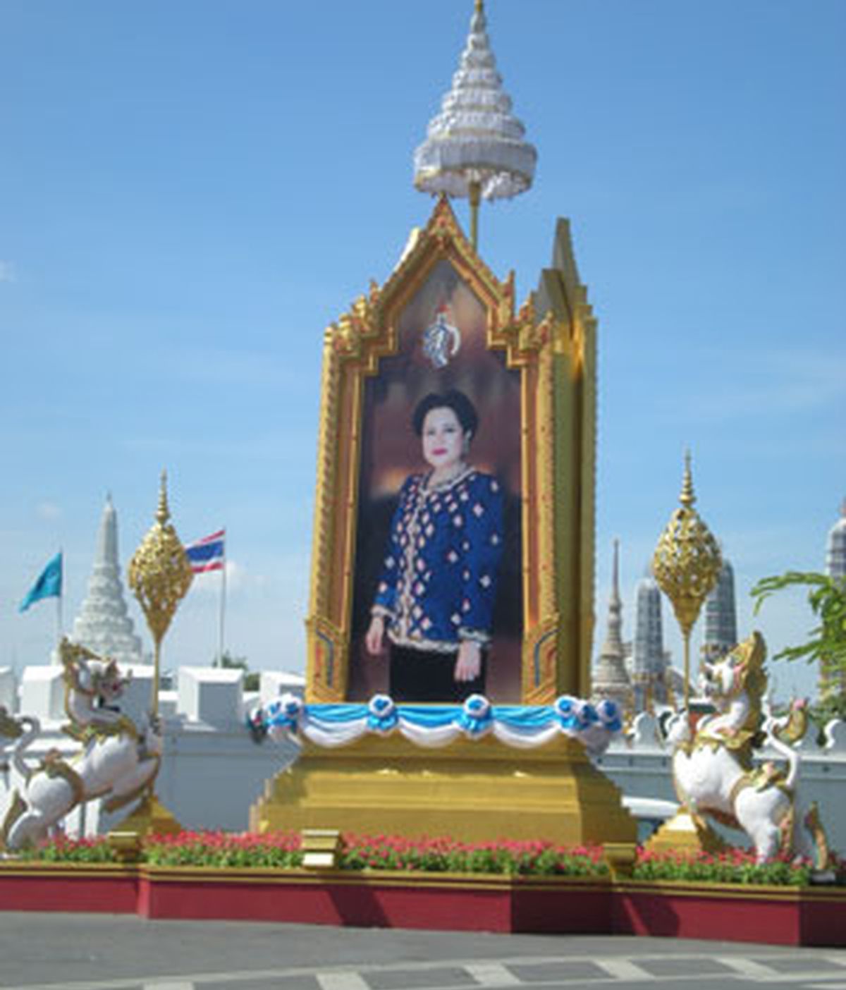 La reina Sirikit está presente en múltiples imágenes a lo largo de todo Bangkok, no así el rey, que pasa a un segundo plano. Foto: RSO.