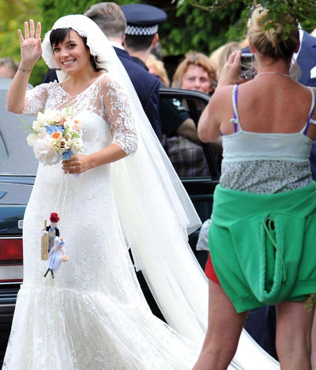 Lily Allen, boda con bombo en mitad del campo