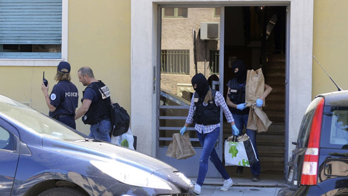 La policía francesa regista la vivienda de Mohamed Lahouaiej Bouhlel, autor del atentado de Niza