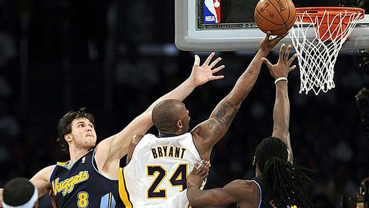 Kobe Bryant busca la cesta ante la marca de la defensiva de los Nuggets de Denver