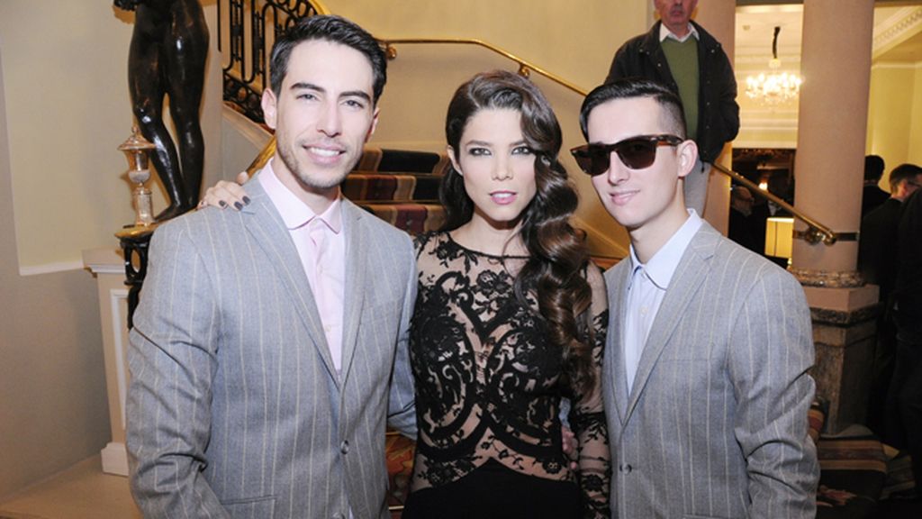 Posando junto a Juana Acosta con nuestros trajes de García Madrid