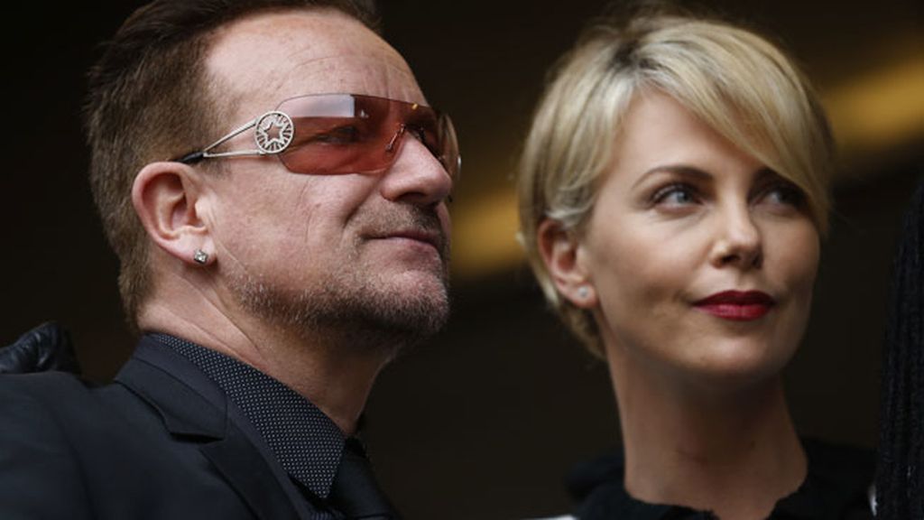 Charlize Theron y Bono en el último adiós a Madiba
