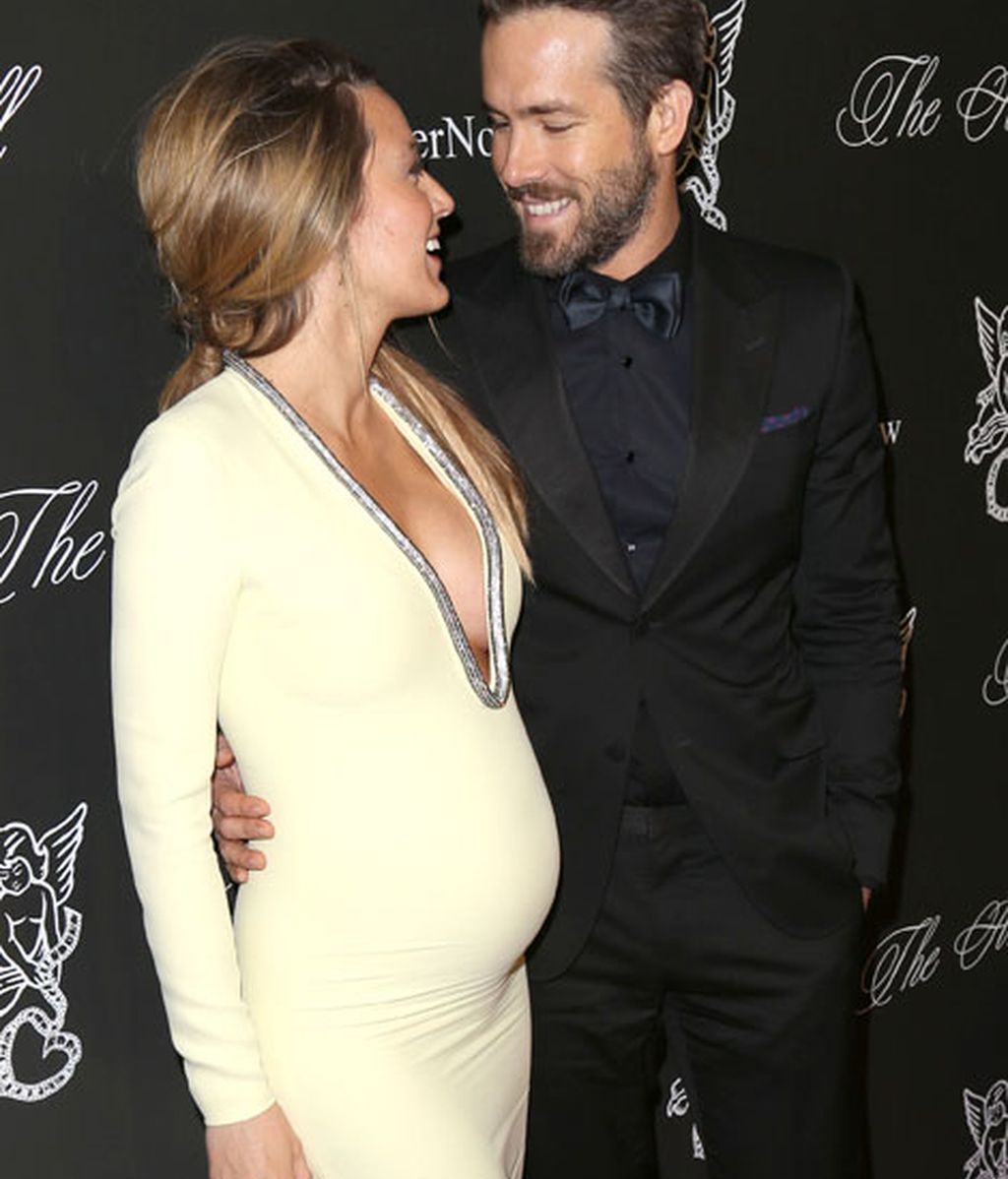 De gala, con abrigo étnico, con su chico, de blanco...