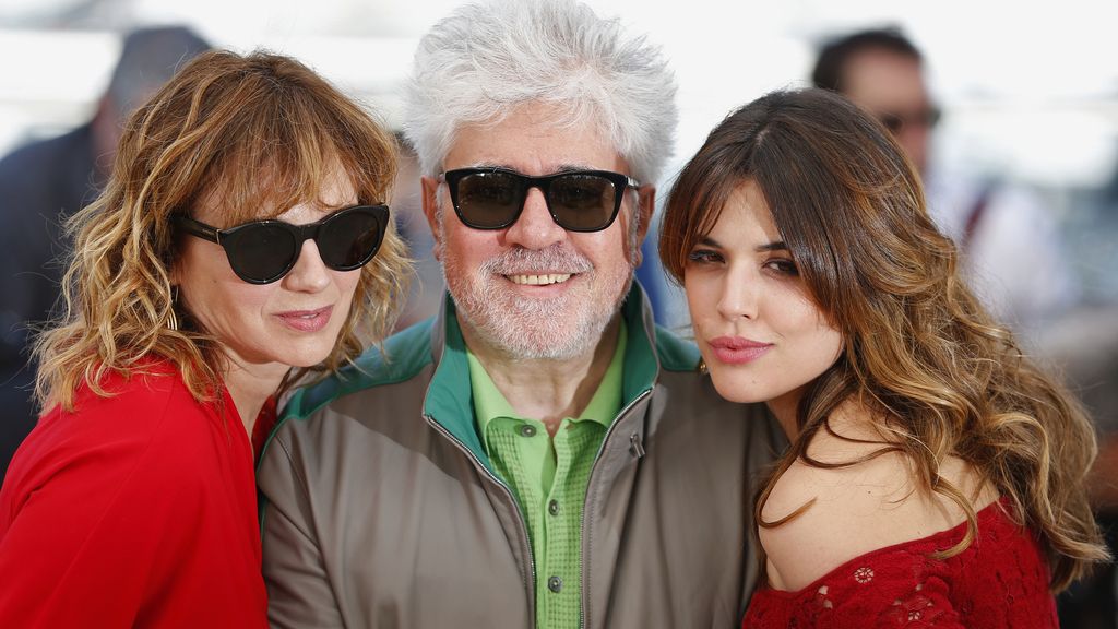 Pedro Almodóvar junto a Adriana Ugarte y Emma Suárez en Cannes