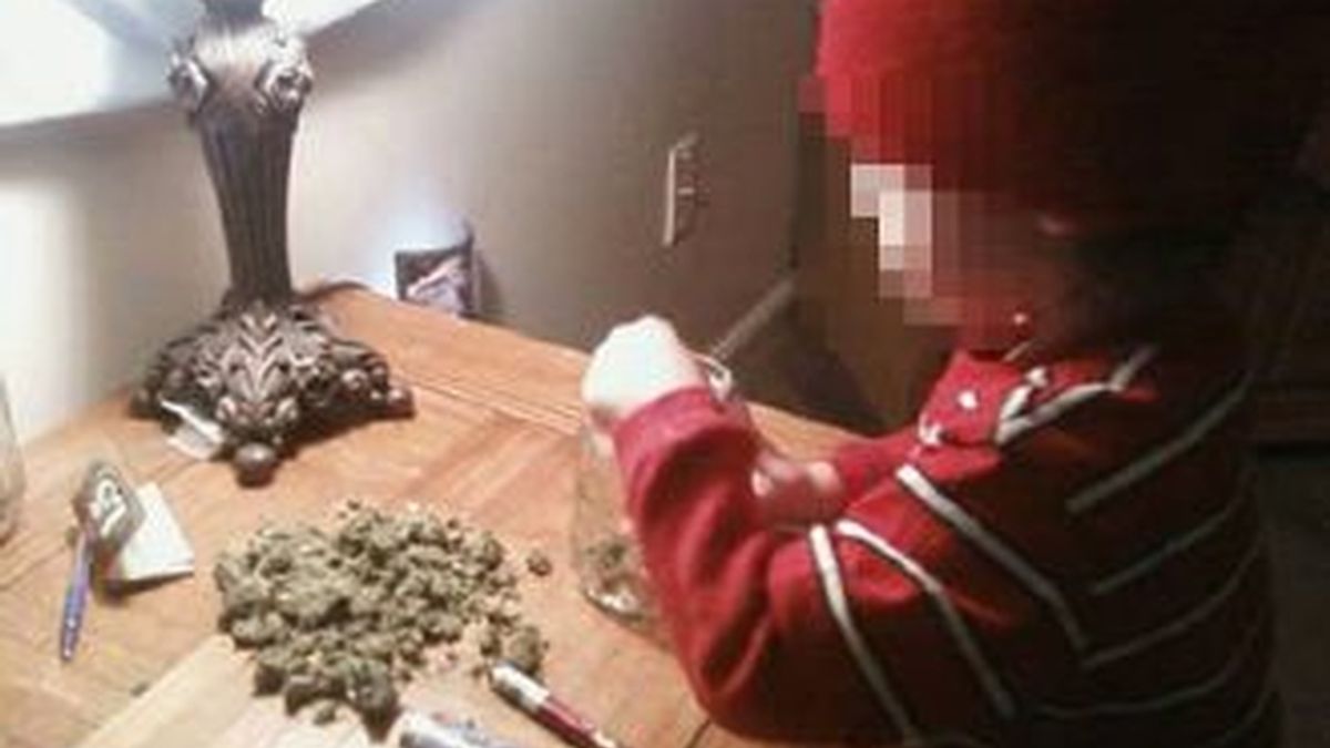 Christopher Bradley, de 30 años, conservaba una foto en su móvil que mostraba a su hijo de dos años liándole un cigarrillo de cannabis. Foto ABC