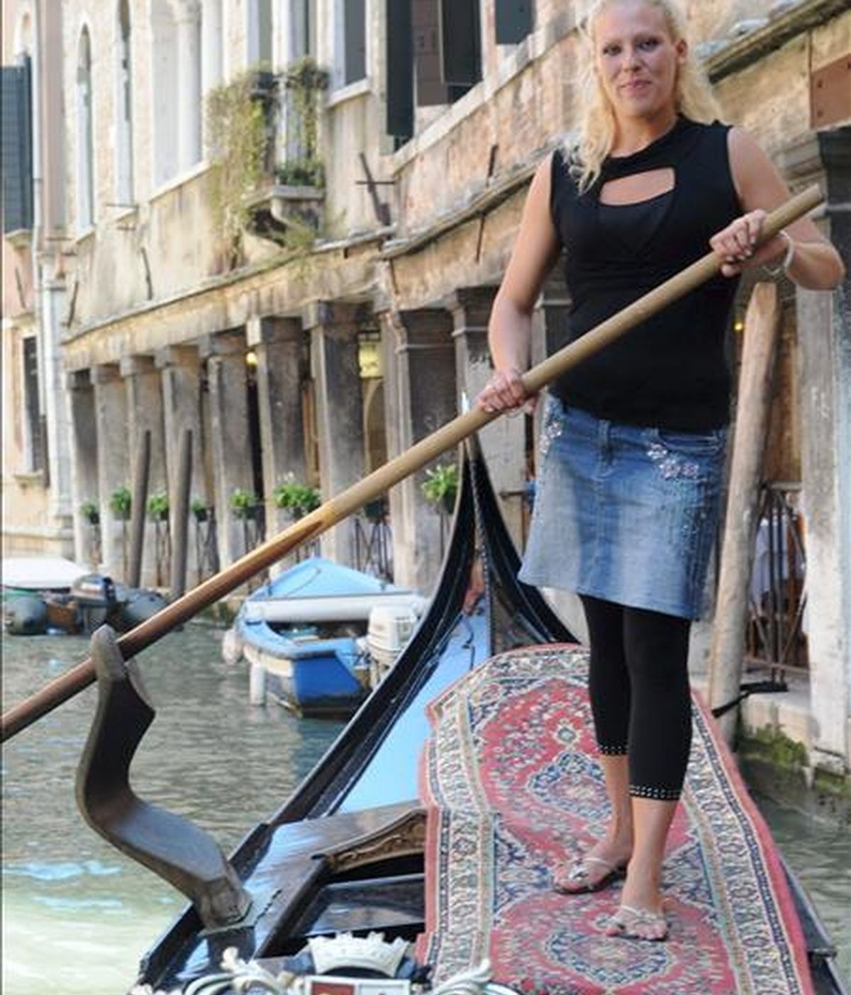 La italiana Giorgia Boscolo, de 23 años, primera "gondolera" veneciana, posa en una góndola en uno de los canales de Venecia, Italia. EFE