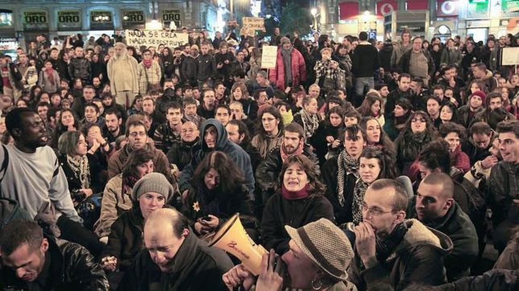 Protesta de los indignados en la Puerta del Sol para protestar por el desalojo del Hotel Madrid en meses reicentes.