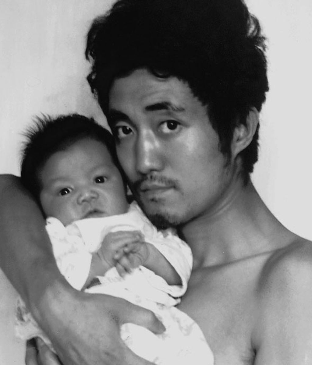 Un padre y un hijo se toman una fotografía en el año 1986
