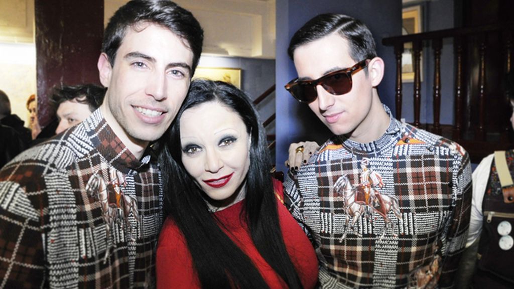 Posamos con Alaska vestidos con nuestras camisas de Modas Cabezón