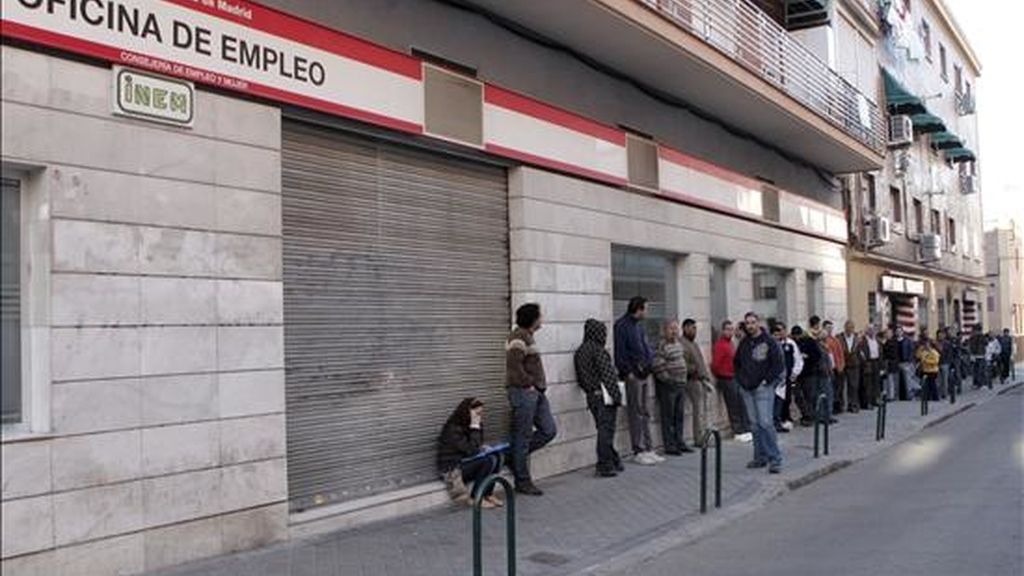 Decenas de personas esperan la apertura de una oficina de empleo en Madrid. EFE/Archivo Decenas de personas esperan la apertura de una oficina de empleo en Madrid. EFE/Archivo