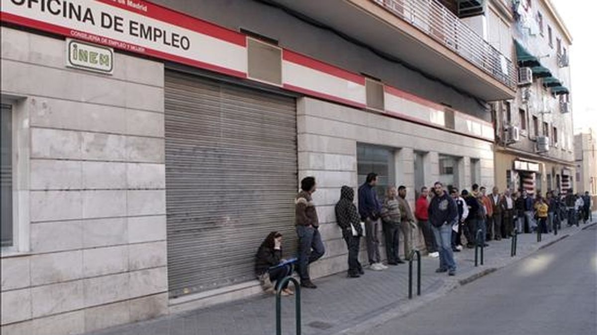 Decenas de personas esperan la apertura de una oficina de empleo en Madrid. EFE/Archivo