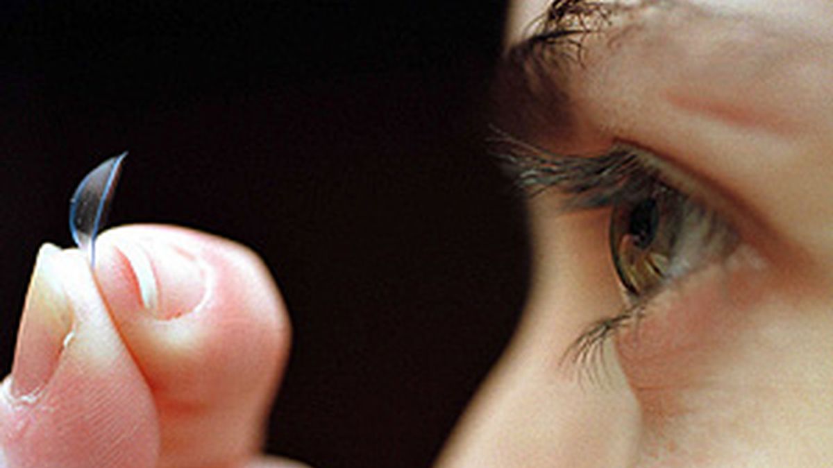 Pierde la visión de un ojo por no quitarse sus lentes de contacto en seis meses