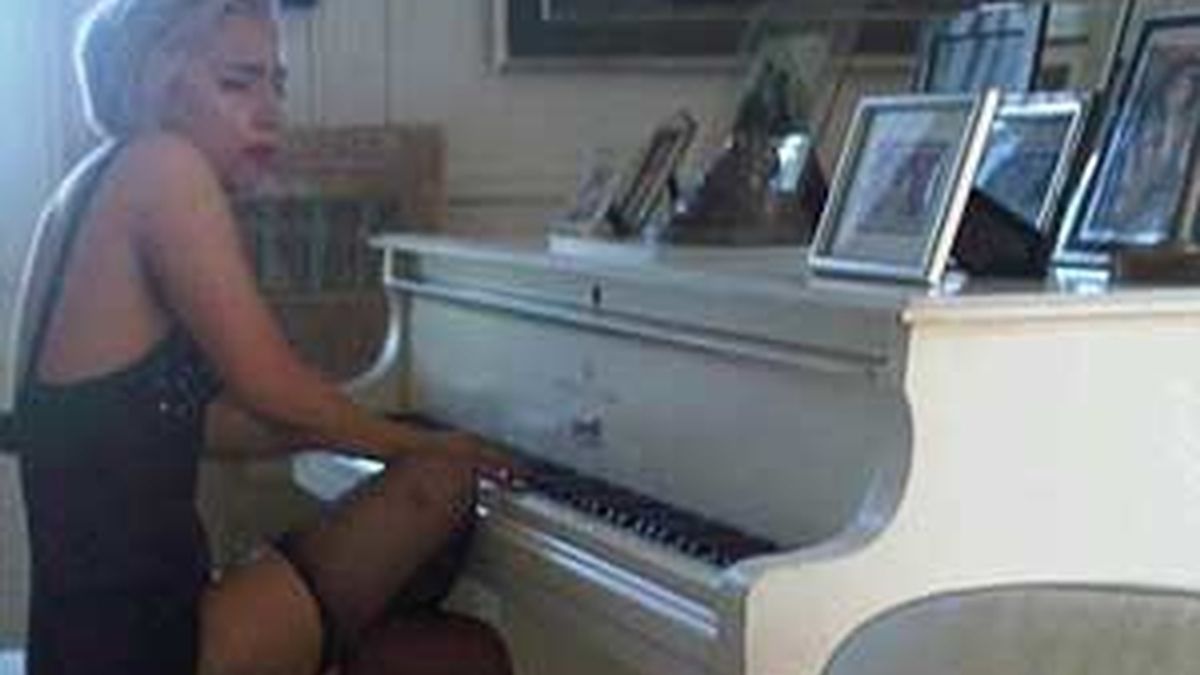 En la fotografía, Lady Gaga tocando un piano que perteneció a John Lenon. Foto: Twitter