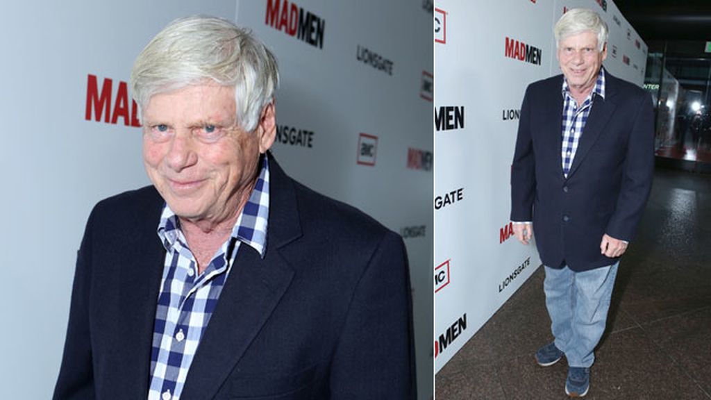 Robert Morse eligió un look más informal, camisa de cuadros y deportivas