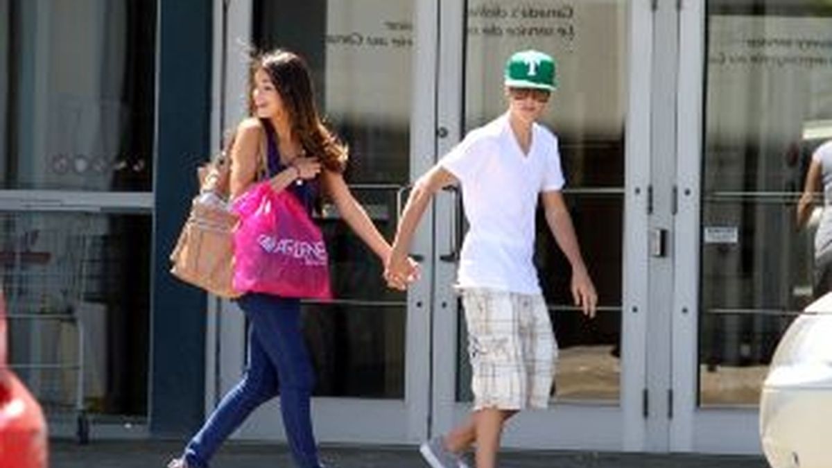 Selena y Justin, paseo romántico. Foto: archivo GTRES