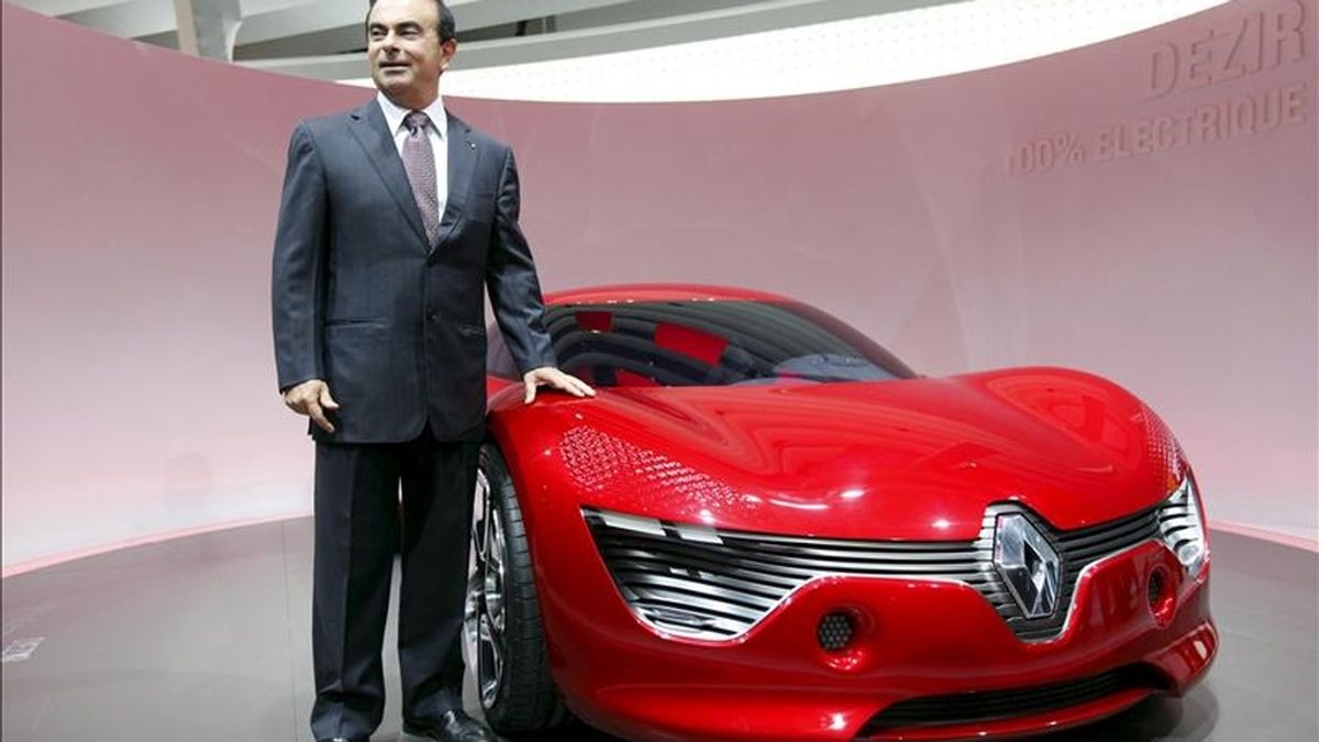 Fotografía de archivo que muestra al presidente del fabricante francés Renault, Carlos Ghosn, presentando el coche eléctrioco Dezir en la Feria Mundial del Automovil en París (Francia) el 30 de septiembre de 2010. Ghosn cree que los tres directivos a los que despidió por sospechas de espionaje no vendieron información sobre tecnologías, sino sobre el modelo económico del coche eléctrico, y añade que no sabe quién la compró. EFE/Archivo