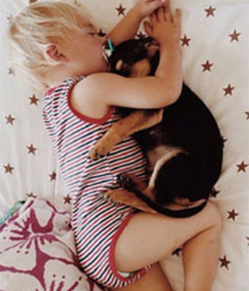 Dulces sueños de un bebé con su cachorro