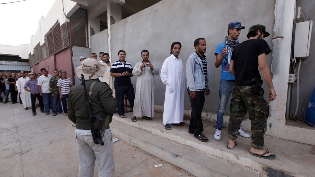 Colas para ver el cadáver de Gadafi FOTO: REUTERS