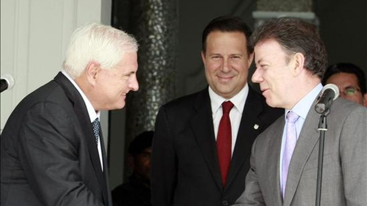 El presidente de Panamá, Ricardo Martinelli (i), saluda al gobernante electo de Colombia, Juan Manuel Santos (d), este 23 de julio durante una conferencia de prensa tras su encuentro en el palacio presidencial de Las Garzas, Panamá. EFE