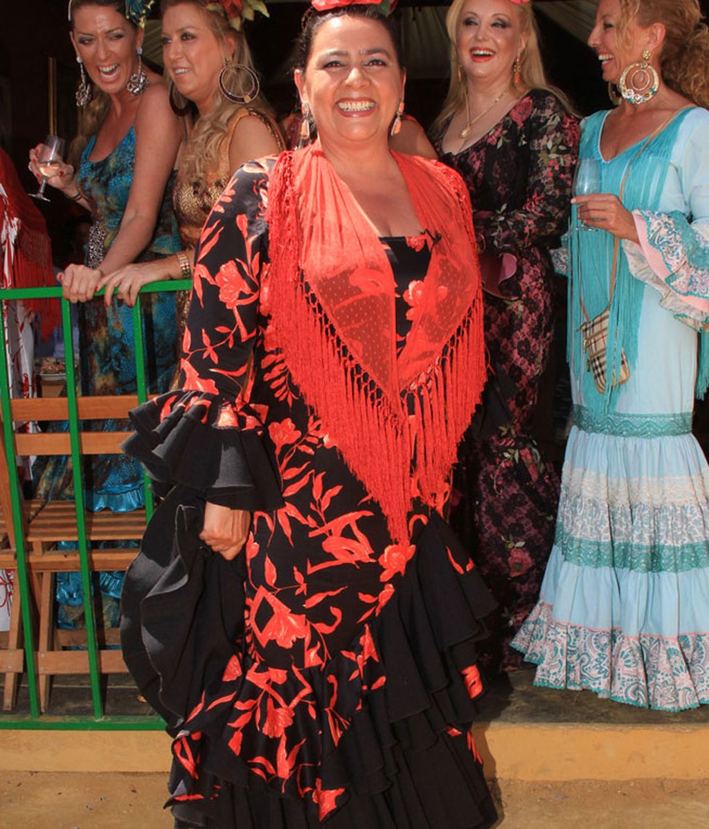 La cantante María del Monte, con traje en negros y rojos