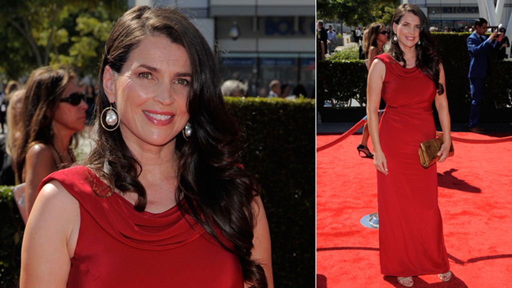 Julia Ormond también optó por el rojo