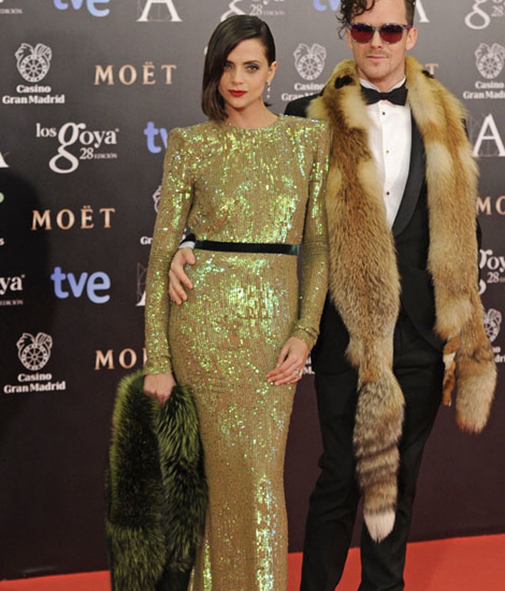 Vestidos de cola y escotazos, protagonistas de la alfombra roja de los premios Goya