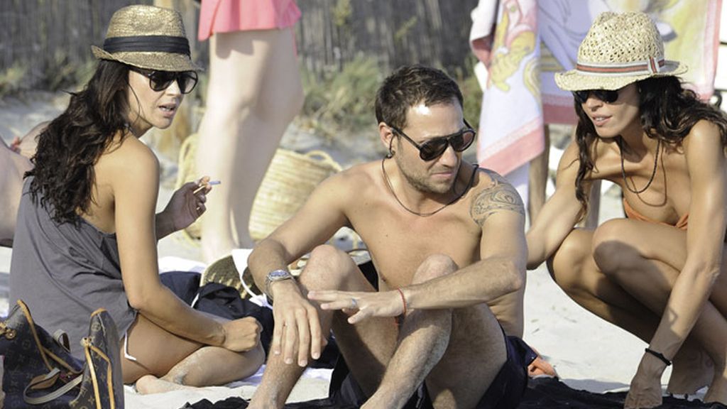 Olga Moreno y Antonio David, 'engafados' en la playa