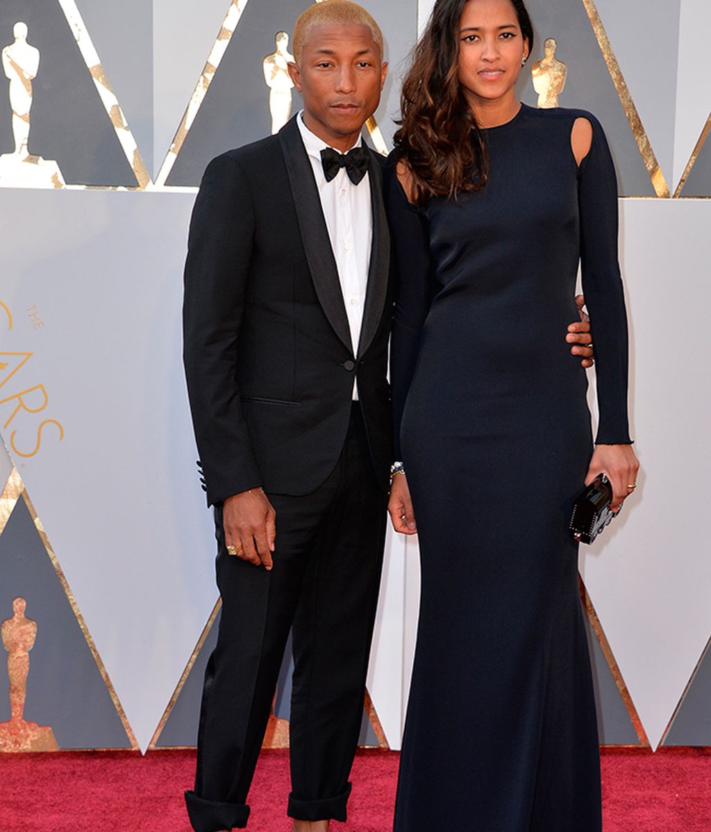Pharrell Williams junto a Helen Lasichanh