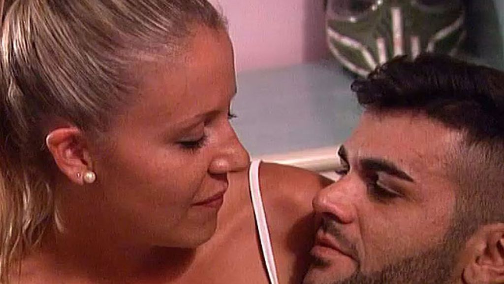 Javier conoce a sus chicas en la piscina (y en la cama)