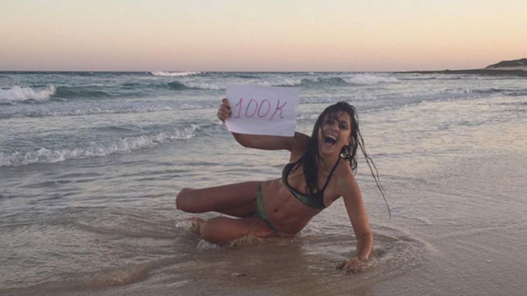 Mariam Hernández celebra sus 100 mil seguidores entre olas en Fuerteventura