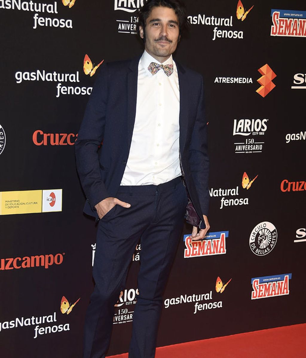 Álex García con todos los 'must': pajarita y deportivas con el traje
