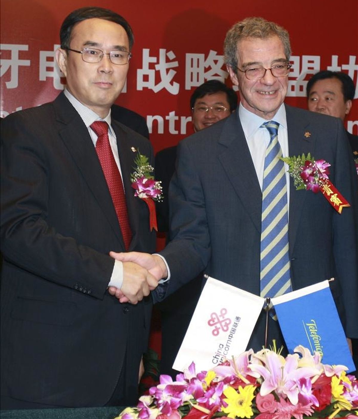 Fotografía de archivo (06/09/2009), facilitada por Telefónica, del presidente de China Unicom, Chang Xiaobing (i), estrechando la mano del presidenete de Telefónica, César Alierta (d), tras la firma de una alianza estratégica entre las dos compañías. Telefónica anunció hoy a la Comisión Nacional del Mercado de Valores (CNMV), que ambas compañías refuerzan y profundizan la alianza estratégica firmada en septiembre de 2009 con el acuerdo firmado hoy. EFE