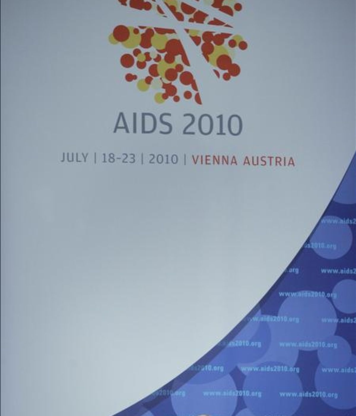 El presidente de la Sociedad Internacional del SIDA, de la conferencia SIDA 2010, Julio Montaner, toma la palabra durante la inauguración de la 18ª Conferencia del SIDA en Viena. EFE