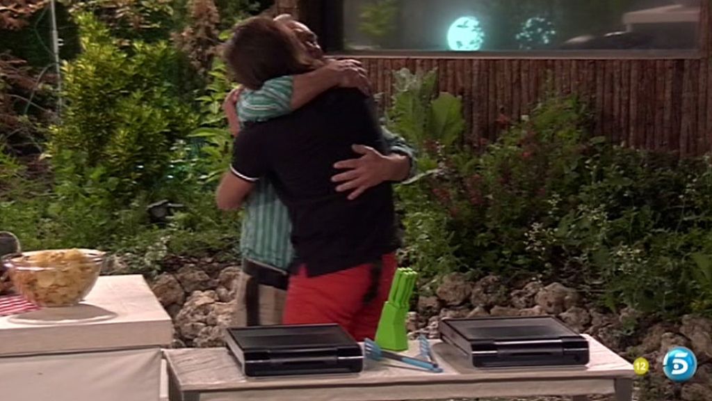 Pepe Flores abraza a su padre