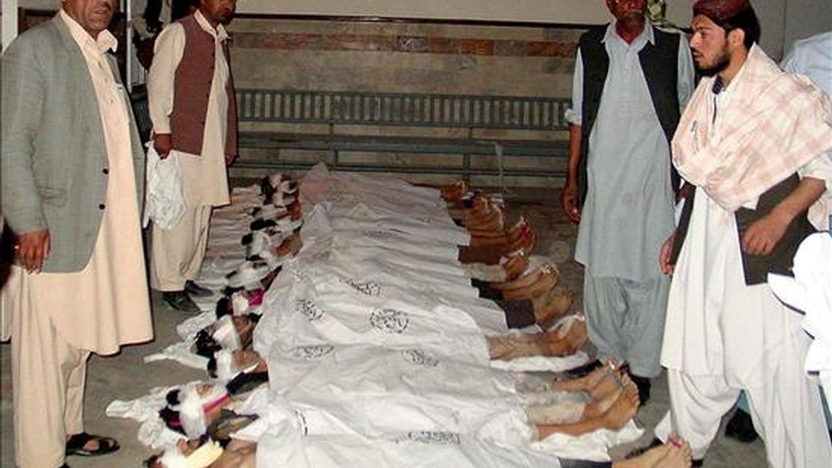 Imagen de los cuerpos de las victimas en la morgue de un hospital local en Quetta, Pakistán, despues de que 44 cadaveres fueran encontrados en un contenedor maritimo donde, aparentemente, han muerto asfixiados. EFE