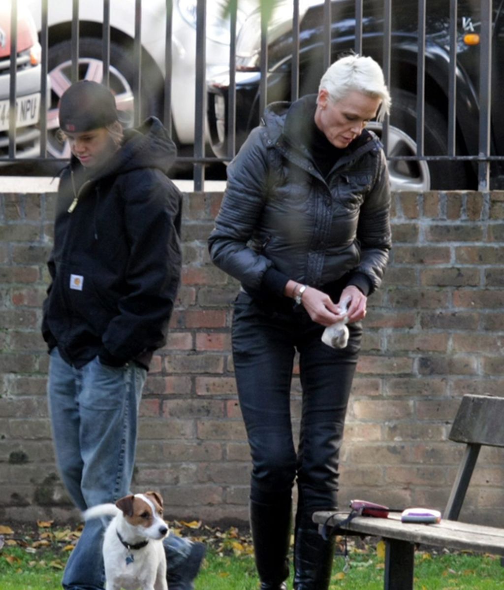 ¡Las celebrities sí que recogen las cacas de sus perros!