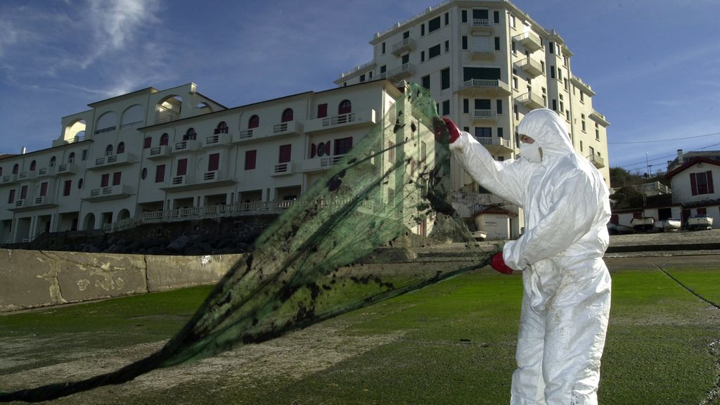 Absueltos los tres acusados de los delitos y condenado el capitán por el Prestige