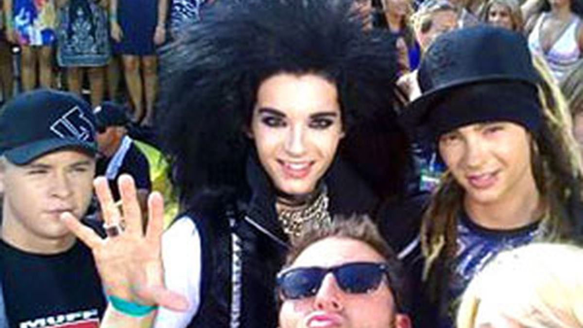 El grupo de rock alemán, Tokio Hotel rodeado de sus fans. Foto mtv.com