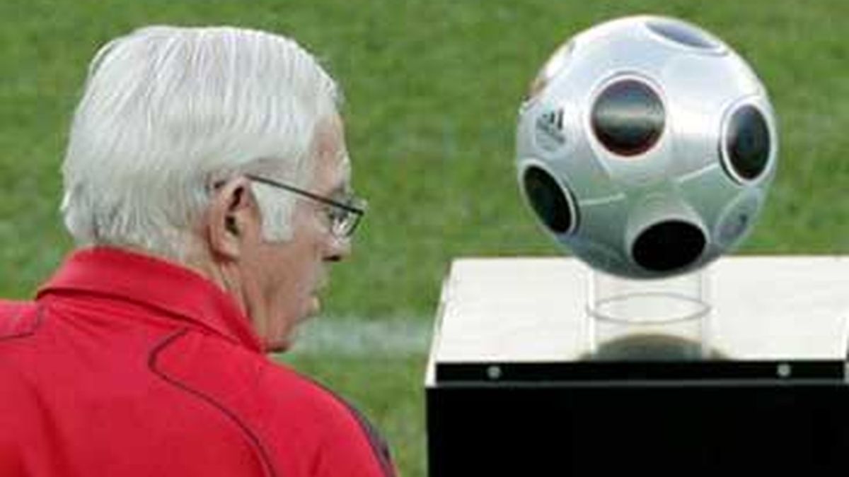 Luis Aragonés, junto al balón de la final. Foto: EFE