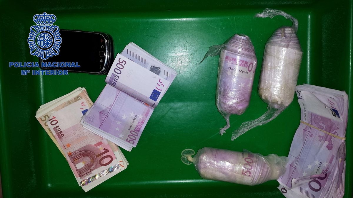 Interceptada una mujer en Barajas con más de 250.000 euros escondidos en su cuerpo