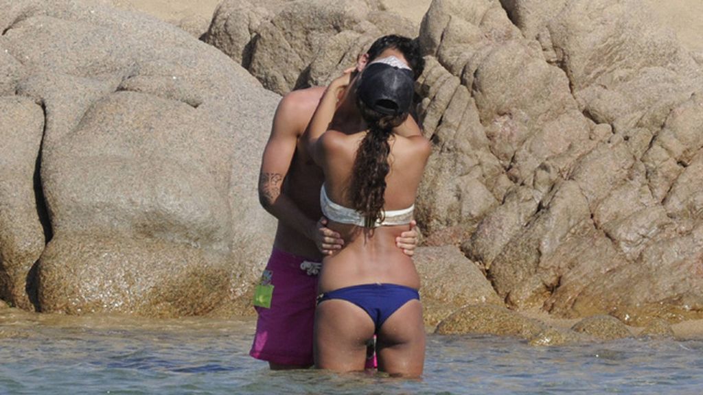 Cesc y Daniella, playa y compras en Cerdeña