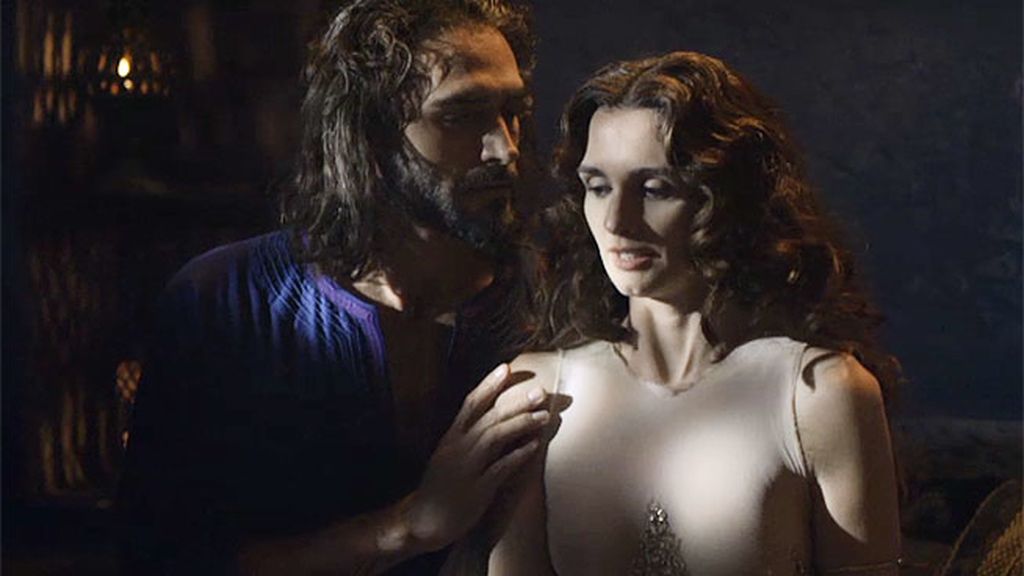 Magdalena llega a palacio tras la lapidación de su madre