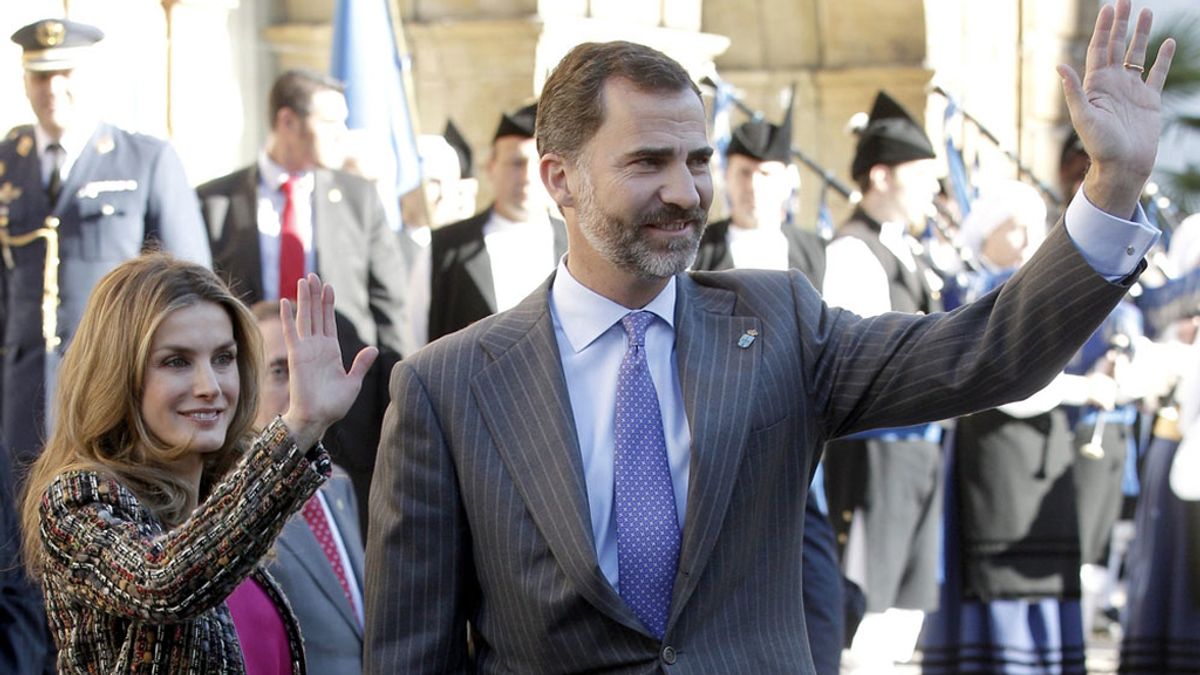 Los Príncipes de Asturias saludan a su llegada al hotel de la Reconquista de Oviedo