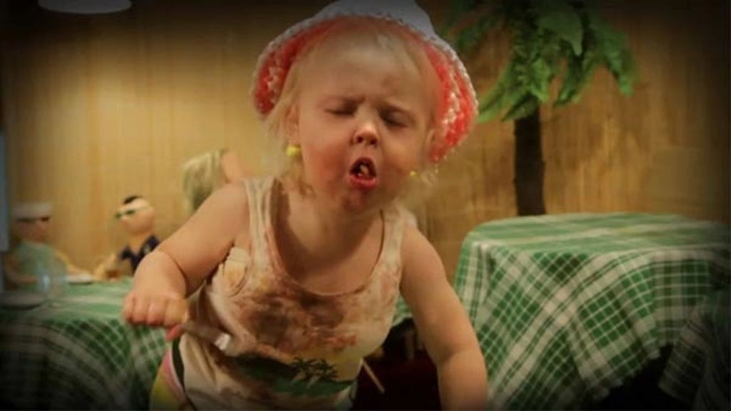 Una bebé 'borracha' triunfa en la Red