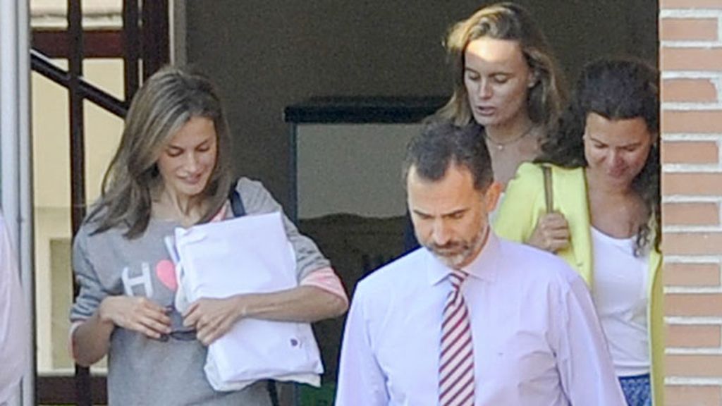 La Familia Real ha saludado a los periodistas desde el coche