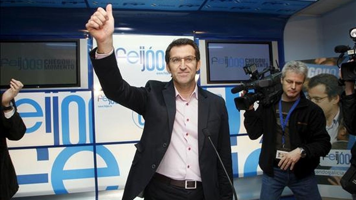 Alberto Núñez Feijóo saluda en la sala de prensa antes de ofrecer la primera declaración tras ser elegido nuevo Presidente de la Xunta de Galicia en las Elecciones Gallegas 2009. EFE