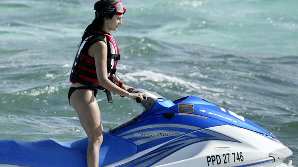 En verano, érase un famoso a una moto de agua pegado...