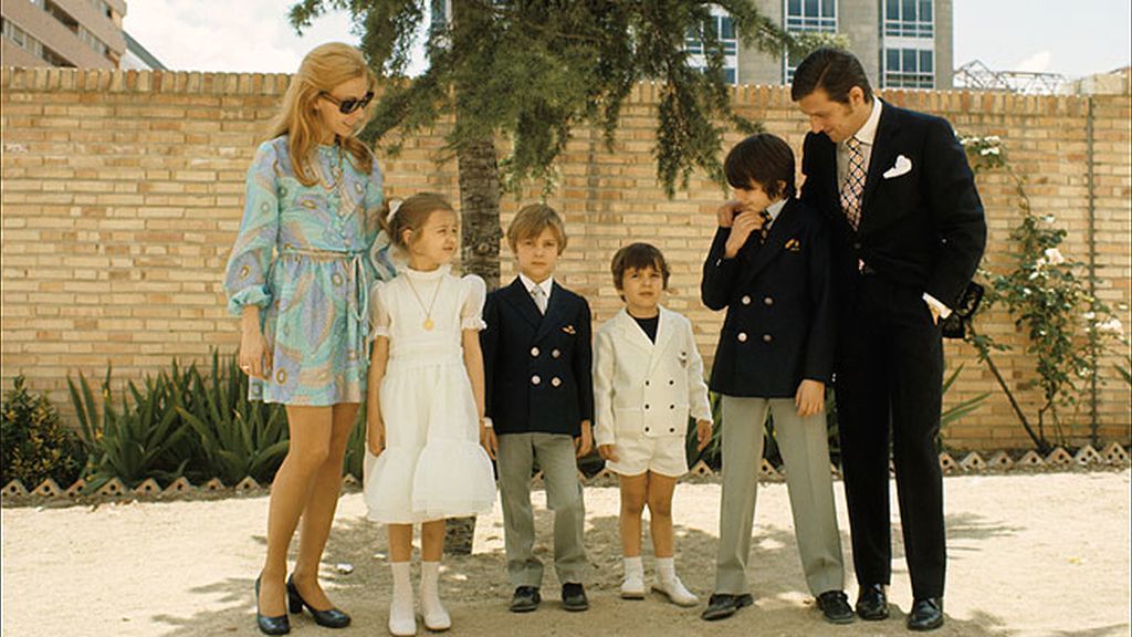 Carlos junto a su ex mujer y sus hijos