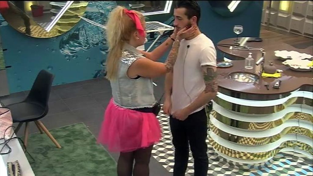 Aritz se afeita para la fiesta rocabilly de 'GH16'